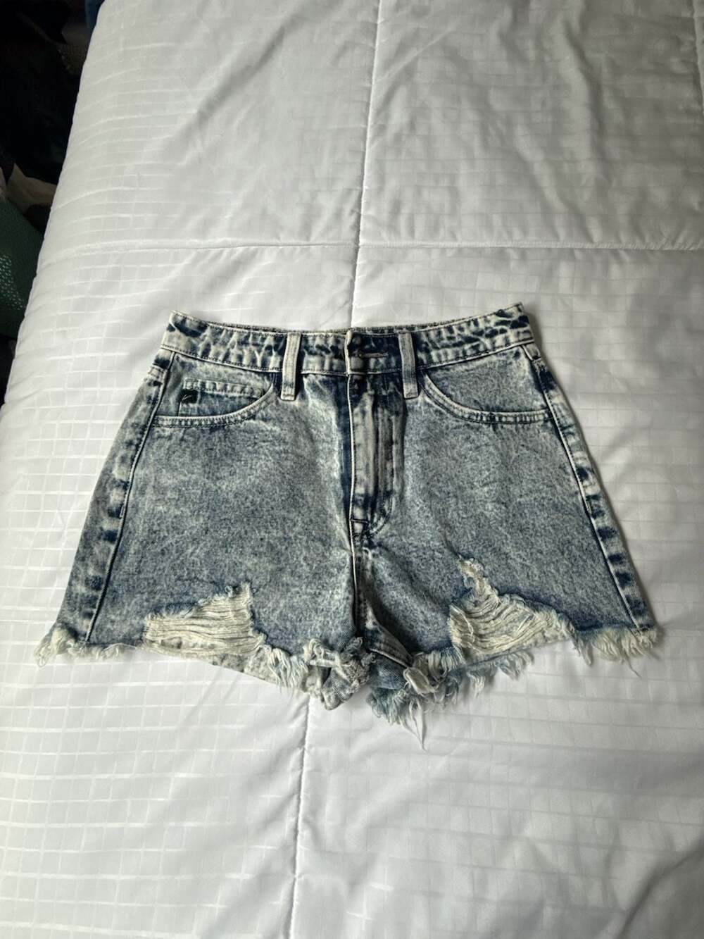 KanCan Distressed Denim Cut Off Shorts Size 3 / 25 Acid Wash